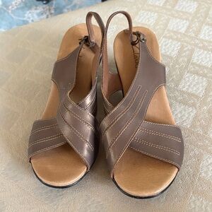 NWOT, never worn Clarks sandal. Size 7.
